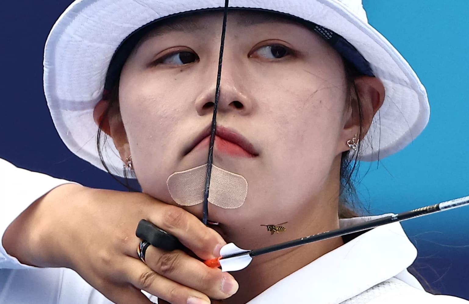 South Korean archer Sihyeon Lim battles a bee during the women’s quarterfinals .